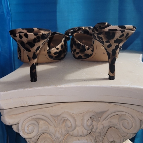 J Renee Leopard Bow Mules - Picture 2 of 4